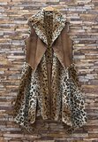 Dames bodywarmer in caramel-bruine met luipaardprint en zachte voering_