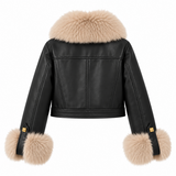 Luxe zwarte leatherlook jas met beige bontkraag_