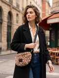 Beige faux fur schoudertas met luipaardprint_