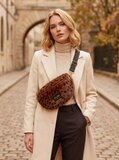 Bruine faux fur schoudertas met luipaardprint_