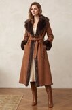 Camel lange suède jas met bruine faux fur kraag_