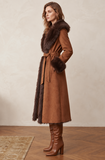 Camel lange suède jas met bruine faux fur kraag_