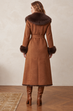 Camel lange suède jas met bruine faux fur kraag_