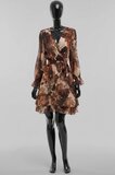 Bruin-beige bloemenjurk met wikkelmodel en ruches – Made in Italy_