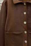 Bruine jacket met glanzende structuur en sierknopen_