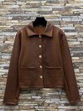 Bruine jacket met glanzende structuur en sierknopen_