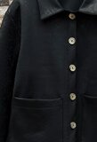Zwarte jacket met glanzende structuur en sierknopen_