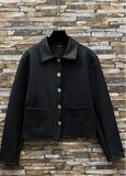 Zwarte jacket met glanzende structuur en sierknopen_