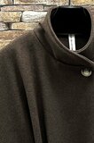 Donkerbruine cape jas met elegante ceintuur_