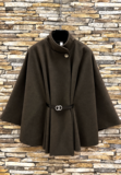 Donkerbruine cape jas met elegante ceintuur_