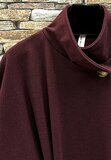 Bordeaux cape jas met elegante ceintuur_