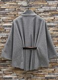 Grijze cape jas met elegante ceintuur_