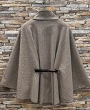 Taupe cape jas met elegante ceintuur_