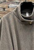 Taupe cape jas met elegante ceintuur_