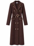 Elegante bruine jurk met gouden details en ceintuur_