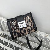 Schoudertas met leopard print.Zwart-geel._