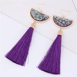 Oorbellen met tassel design._