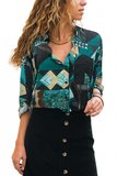 Blouse met abstracte kleuren._