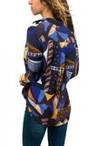 Blouse met abstracte kleuren._