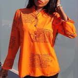 Trendy blouse met opschriften._