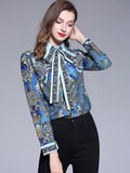 Elegante blouse met trendy striksluiting._