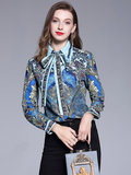 Elegante blouse met trendy striksluiting._