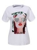 T shirt fashion lady met zonnebril_