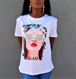 T shirt fashion lady met zonnebril_