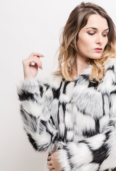 Fashion witte jas in fake fur.