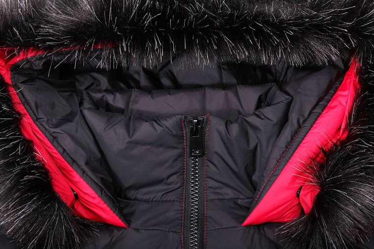 Stylish rode/zwarte gewateerde jas.