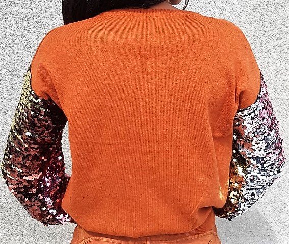 Fashion terracotta trui met sequins.
