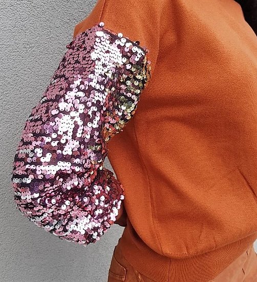 Fashion terracotta trui met sequins.