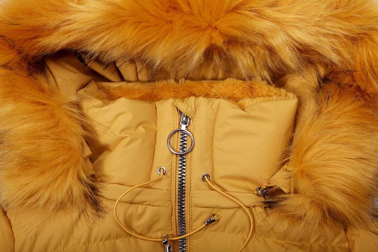 Stylish mosterdgele gewateerde jas.