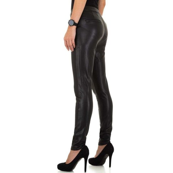 Trendy zwarte leather look broek.