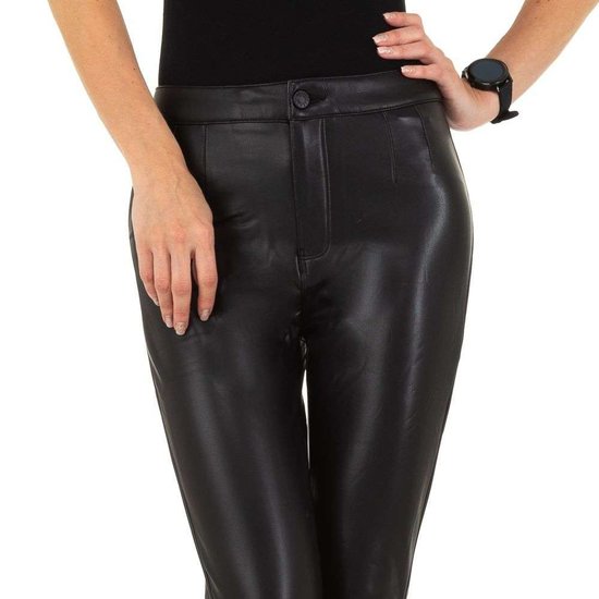 Trendy zwarte leather look broek.