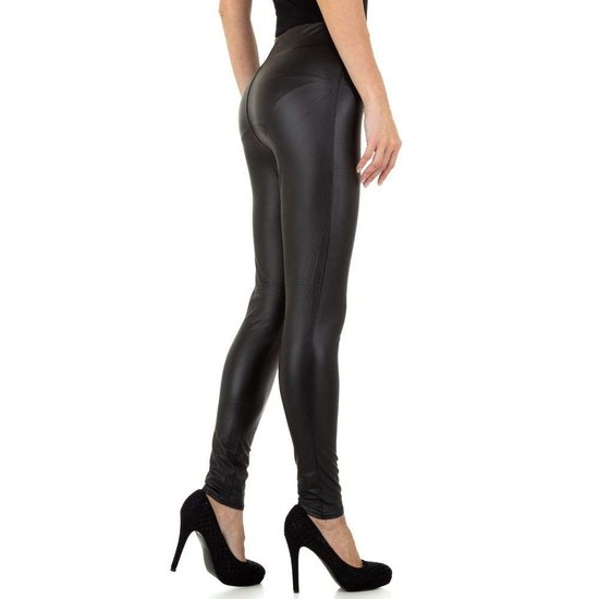 Zwarte leather look legging met sierknoppen.