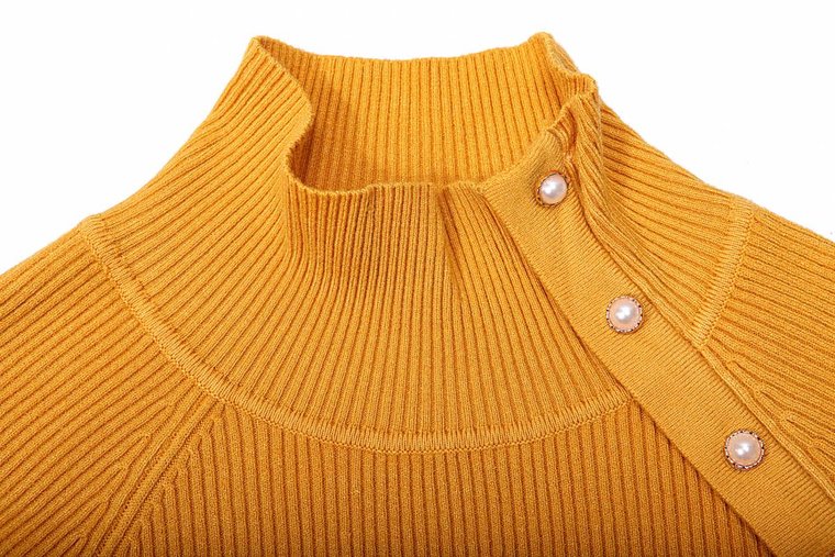 Pull over jaune moutarde en maille.