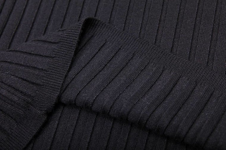 Basic zwarte pullover met rolkraag.