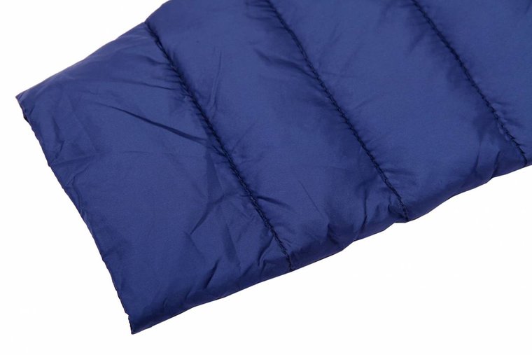 Korte blauwe gewatteerde jas.