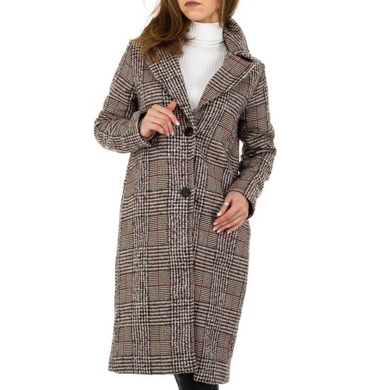 Beige geruite jas.