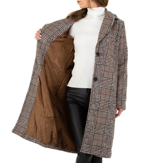 Beige geruite jas.