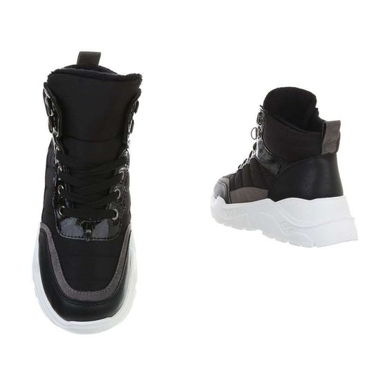 Trendy zwarte hoge sneaker Selin.