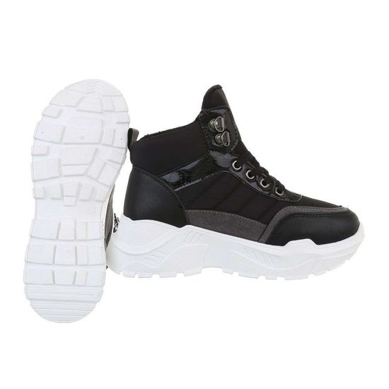 Trendy zwarte hoge sneaker Selin.