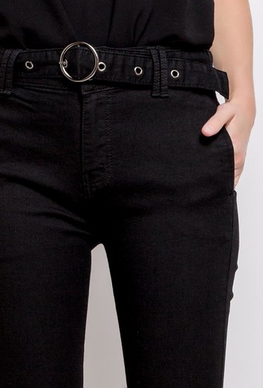 Trendy zwarte hoge taille jeans met riem.