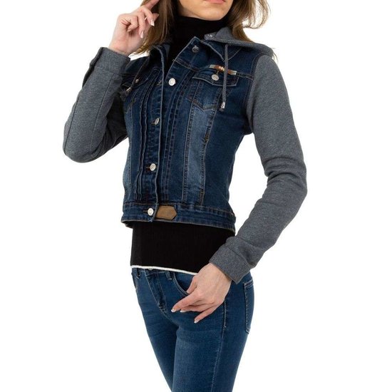 Trendy jeans jacket met lange grijze mouwen.model 1