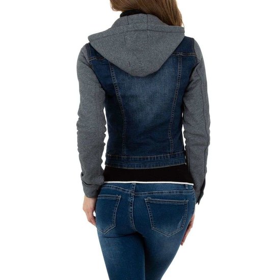 Trendy jeans jacket met lange grijze mouwen.model 1