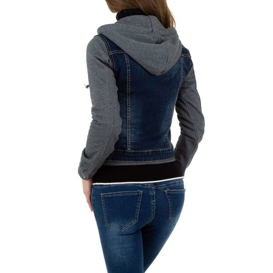 Trendy jeans jacket met lange grijze mouwen.model 2