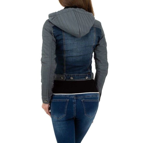 Trendy jeans jacket met lange grijze mouwen.model 3