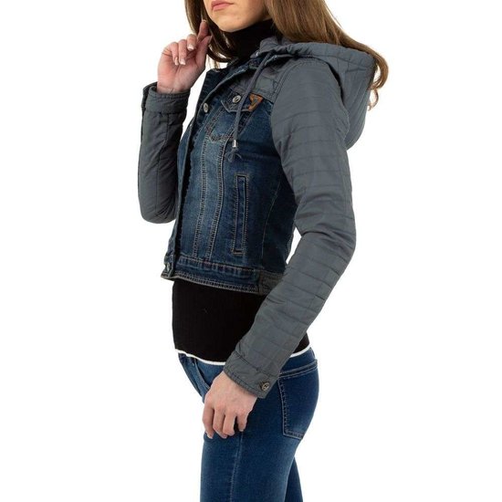 Trendy jeans jacket met lange grijze mouwen.model 3