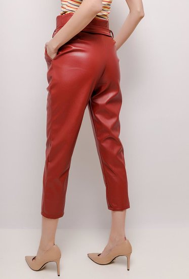 Trendy leatherlook broek in steenrood.